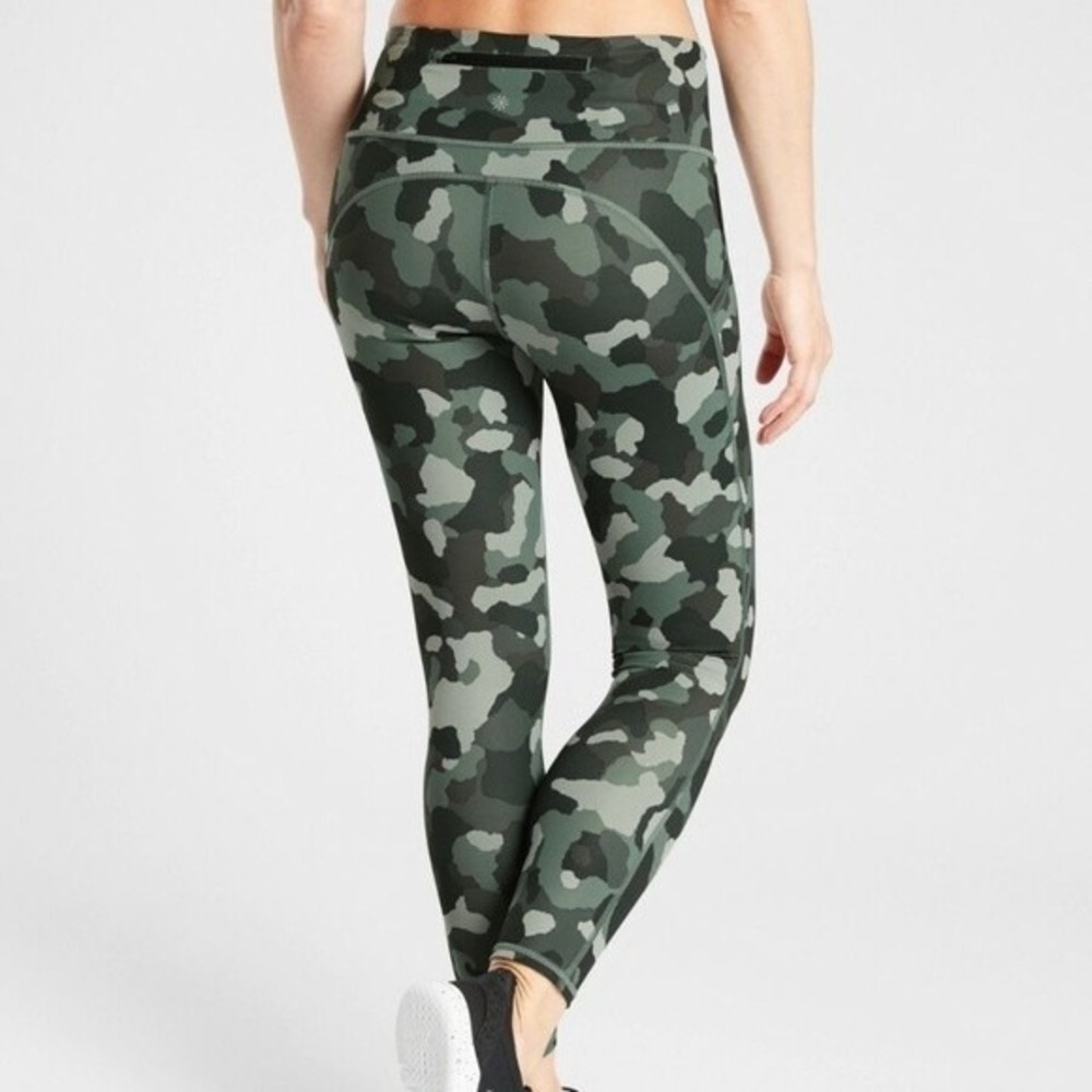 Athleta Lightning Camo 7/8 Tight Leggings Women M Green Camo Athleisure Yoga